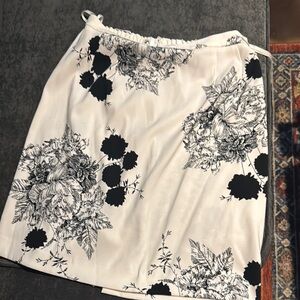 Chic Floral Pencil Skirt in Black and White